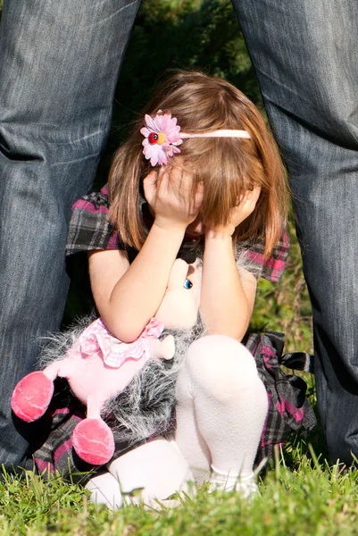 Retrato de la niña llorando en el parque — Foto de Stock