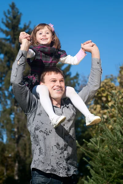 Retrato pai e filha contra o céu — Fotografia de Stock