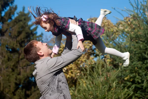 Vader en dochter tegen de natuur — Stockfoto