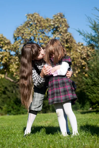 Twee zusters in herfst park — Stockfoto