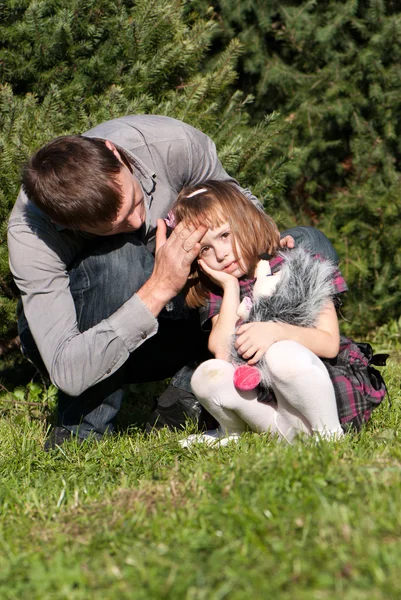 Portrait of little girl with the father in park — Stock Photo, Image
