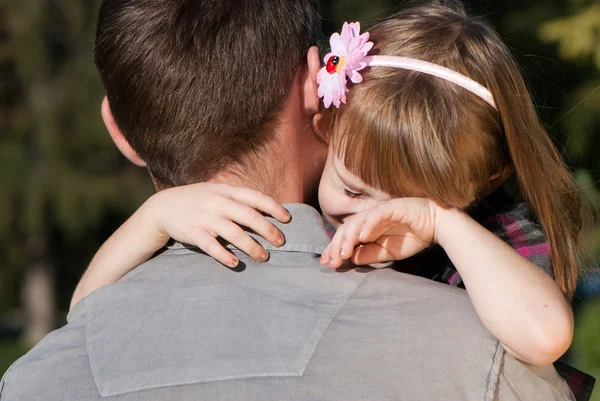 A pequena menina que chora em um ombro do pai — Fotografia de Stock