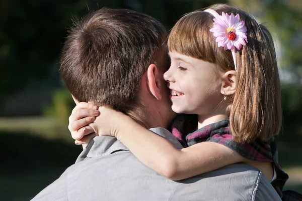 Hermosa niña abrazando abrazando a su padre — Foto de Stock