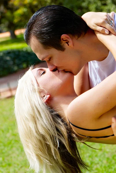 Portrait of kissing couple against the nature — Stock Photo, Image