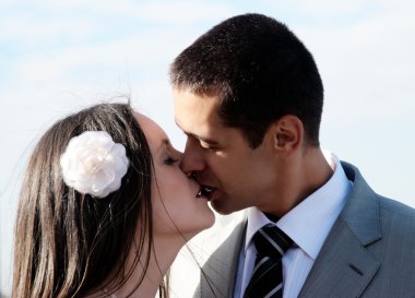 Yeni evli çift girerler