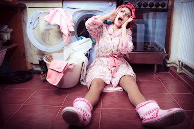 çamaşır makinesi ve havlu ile genç ev hanımı.