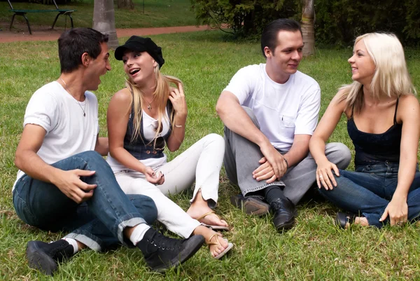 Felice gruppo di amici sorridenti all'aperto in un parco — Foto Stock