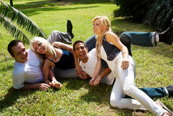Feliz grupo de amigos sonriendo al aire libre en un parque —  Fotos de Stock