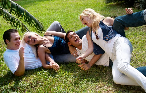 Feliz grupo de amigos sonriendo al aire libre en un parque — Foto de Stock