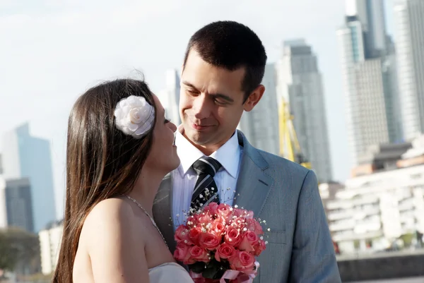 Feliz casal recém-casado contra uma cidade — Fotografia de Stock