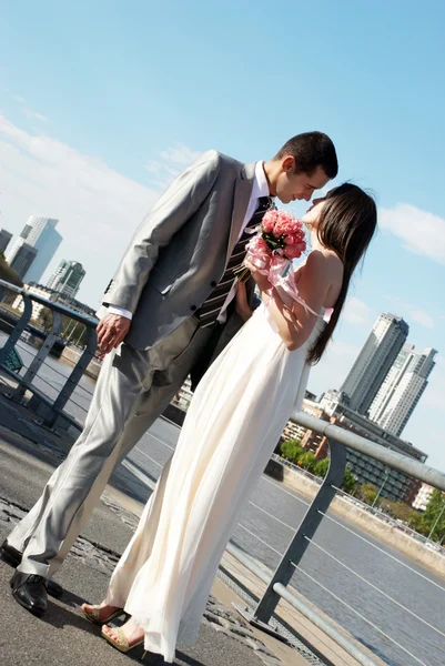 Gelukkige nieuw getrouwde paar tegen een stad — Stockfoto