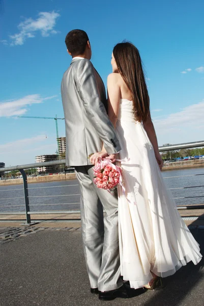 Pareja recién casada contra una ciudad en construcción — Foto de Stock