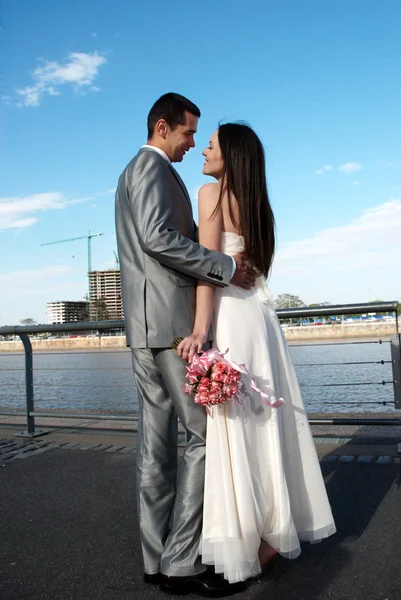 Couple nouvellement marié contre une ville en construction — Photo