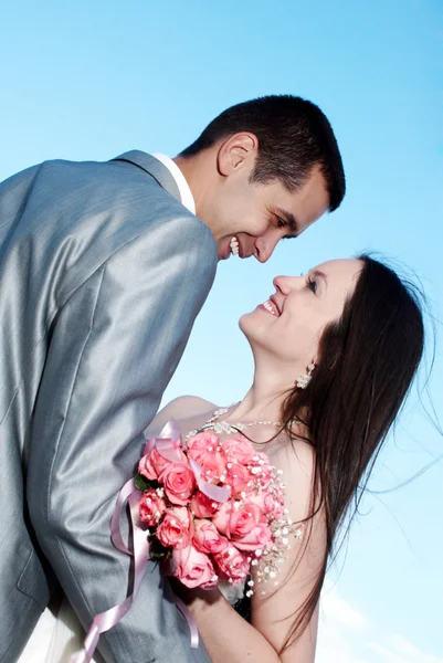 Šťastná nevěsta a ženich v jejich svatební den — Stock fotografie