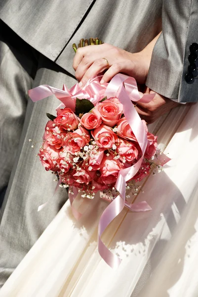 Bouquet with roses in the hands of newly-married — Stock Photo, Image