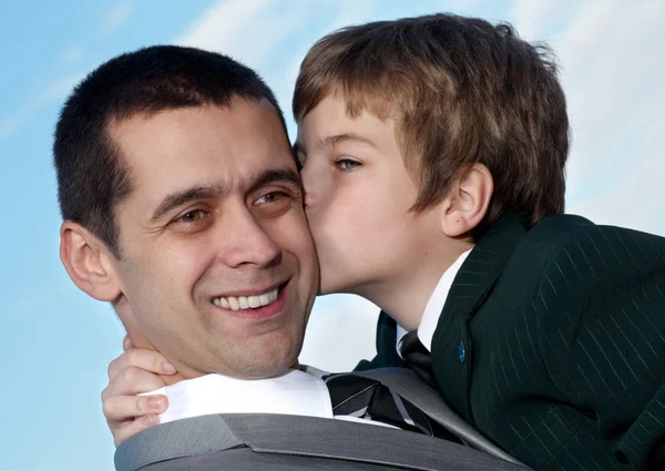 Liebevoller Moment zwischen Vater und Sohn. Porträt — Stockfoto
