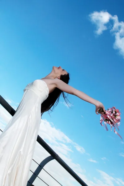 Novia con un ramo de bodas —  Fotos de Stock