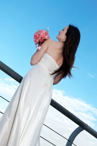 Braut mit einem Brautstrauß — Stockfoto