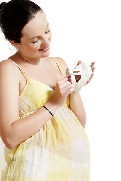 Těhotná žena na bílém pozadí — Stock fotografie