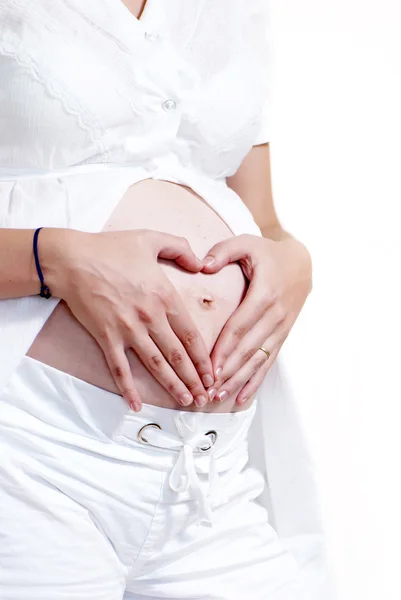 Беременная женщина держит живот — стоковое фото