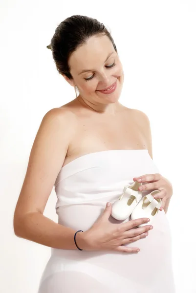 Молода жінка вагітна в білому — стокове фото