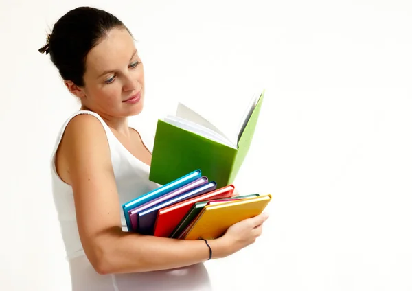 La donna incinta con libri su uno sfondo leggero — Foto Stock