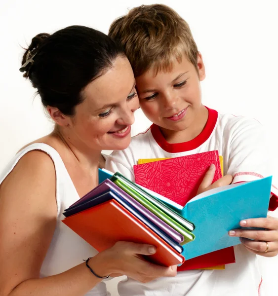 Anne ile oğlu kitap okuma — Stok fotoğraf