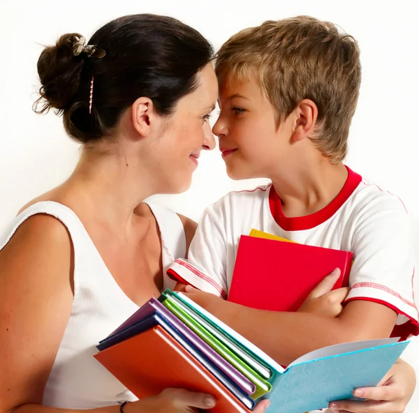 Мать с сыном читают книгу — стоковое фото