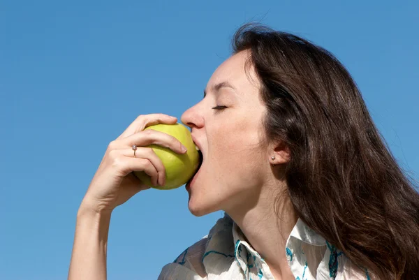 The girl with an green apple — Stock Photo, Image