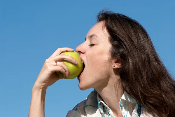 Flickan med ett grönt äpple — Stockfoto