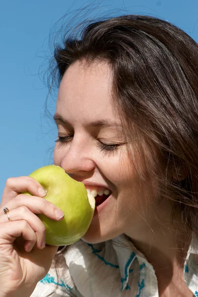 Het meisje met een groene appel — Stockfoto