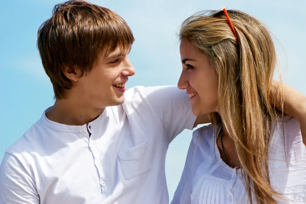 Pareja joven contra el cielo — Foto de Stock