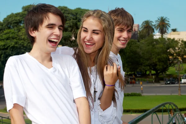 Glad grupp vänner ler utomhus i en park — Stockfoto