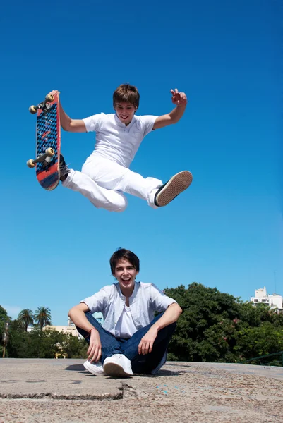 Skateboarder on a dangerous jump — Stock Photo, Image