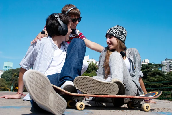 Teenager sitzen an einer Straße — Stockfoto