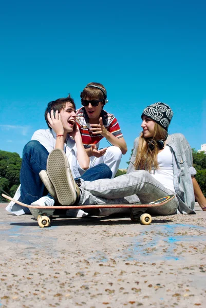 Teenager sitzen an einer Straße — Stockfoto