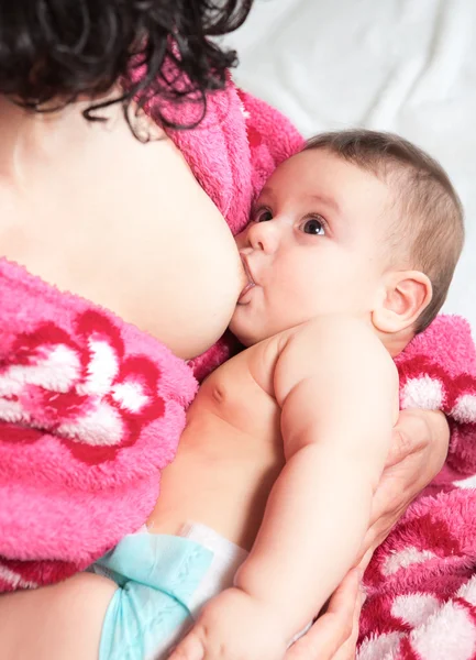 Madre allattamento al seno bambino — Foto Stock