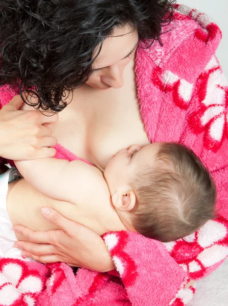 Мати годує грудьми новонароджену дитину — стокове фото