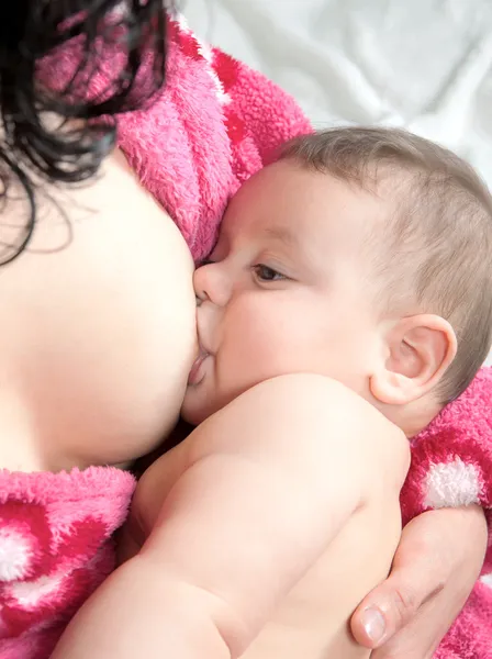Mãe amamentando bebê — Fotografia de Stock