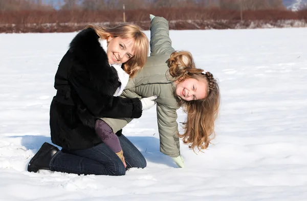 Matka a dcera užívat krásný zimní den — Stock fotografie