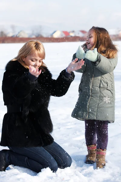Mãe e filha desfrutando de belo dia de inverno — Fotografia de Stock