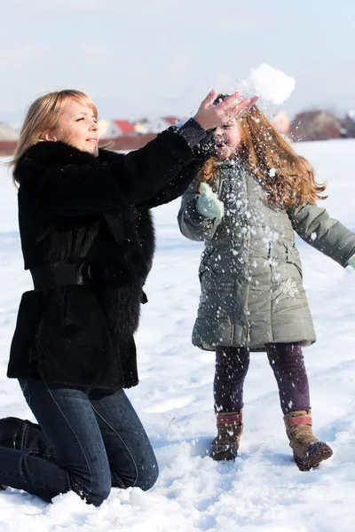 Mutter und Tochter genießen schönen Wintertag — Stockfoto