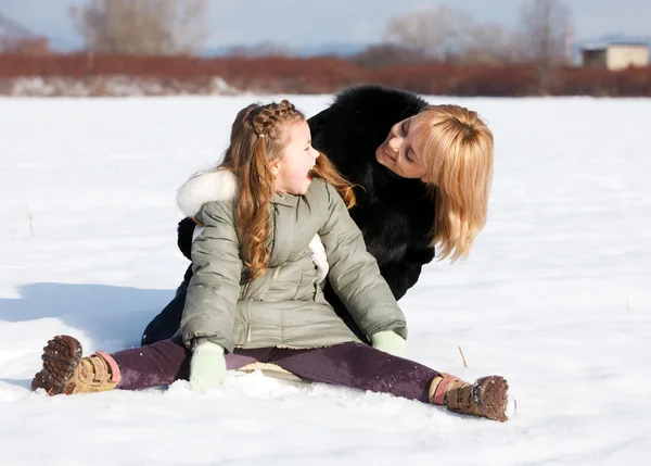 Matka a její malá dcera užívat krásný zimní den — Stock fotografie