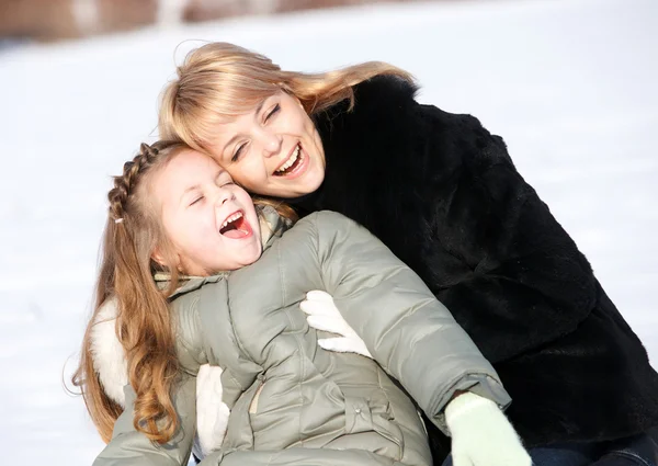 Moeder en dochter genietend van mooie winterdag — Stockfoto