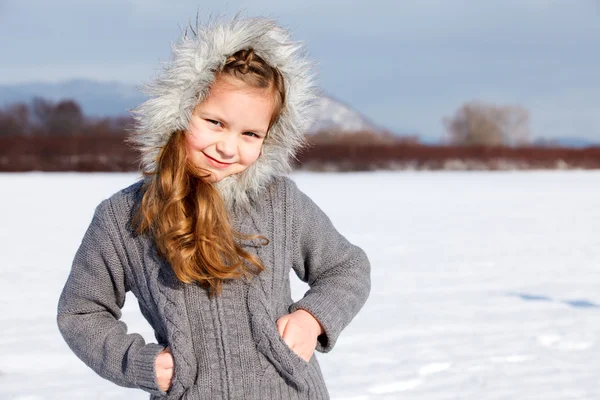 Portret młoda dziewczyna w zimowym parku — Zdjęcie stockowe