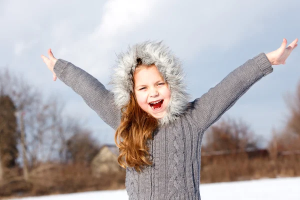 Porträt junges Mädchen im Winterpark — Stockfoto