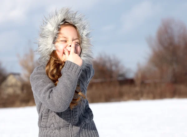 Porträtt ung flicka i vinter park — Stockfoto