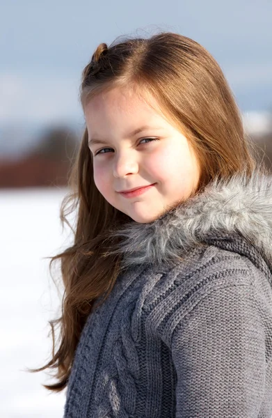 Retrato chica joven en invierno parque — Foto de Stock