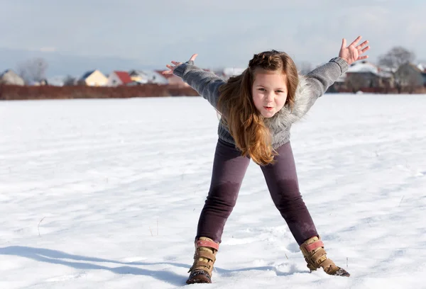 Portrét mladé dívky v zimním parku — Stock fotografie