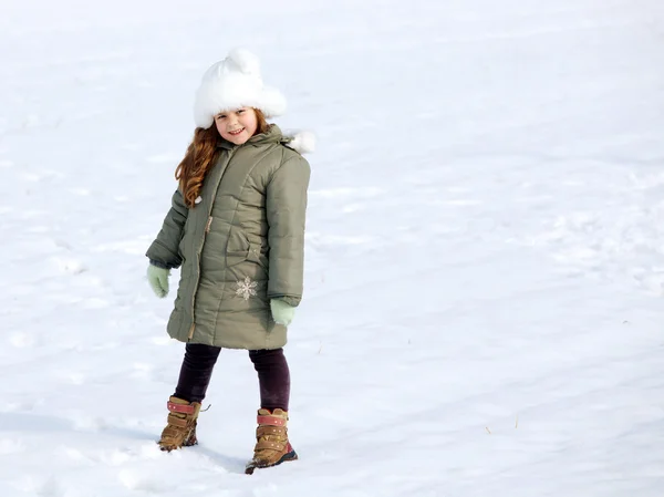 Portré fiatal lány a téli parkban — Stock Fotó